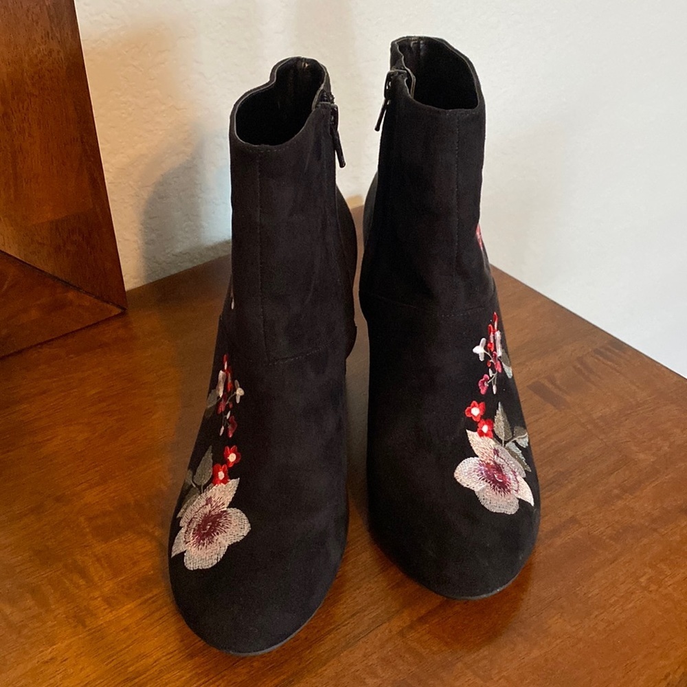 American Eagle Outfitters Woman’s Floral Embroidered Ankle Black Booties Size 6